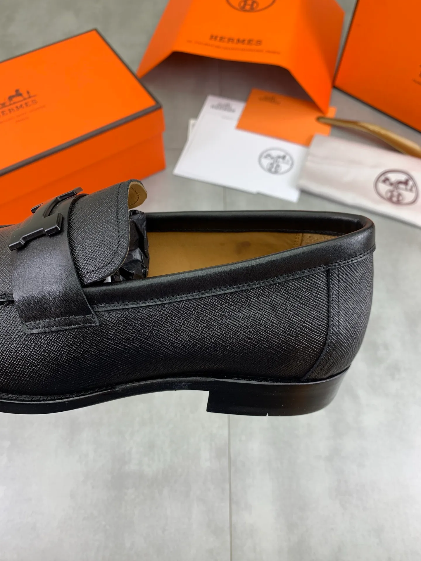 Factory price P980 💰💎💎💎 Original genuine leather outsole Brand: Hermès Grade: Same as the official website Original quality materials: Original soft calfskin Water-dyed cowhide lining Original Italian genuine leather outsole Style categories: Men's fashion Formal casual leather shoes Slip-on men's shoes series Young fashion European and American trends British style Code number: 39-45 (38.46 can be customized)